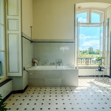 Private Chateau With Sauna, Hot Tub & 4ha Park - Chateau Guillermo بيت للعطل La Moncelle