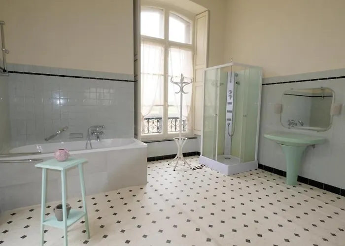 Private Castle With Park - Chateau Guillermo La Moncelle